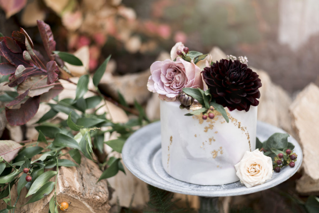 Fall inspired wedding styling workshop-Lovely and Planned-gorgeous wedding cake with floral decoration